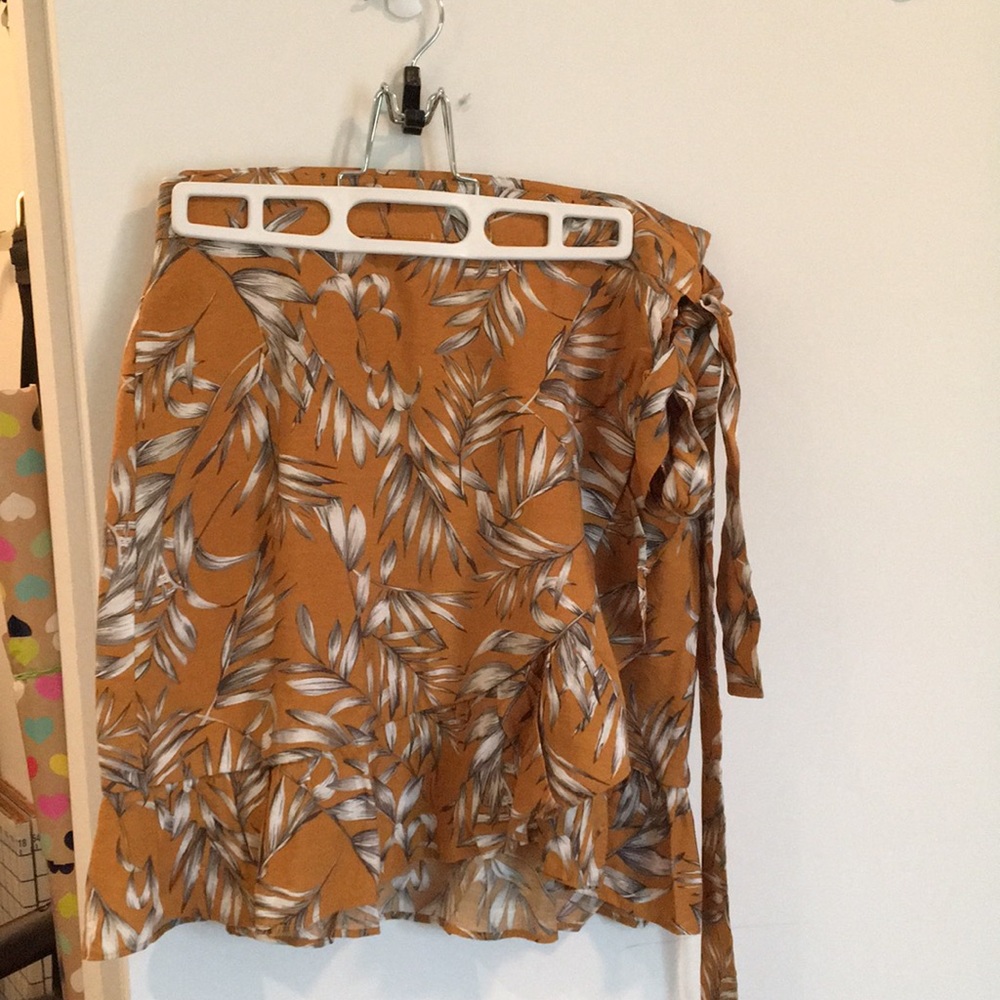 Brand new Floral wrap skirt Small